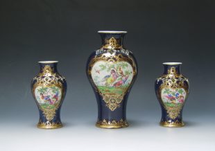 Garniture of Worcester vases